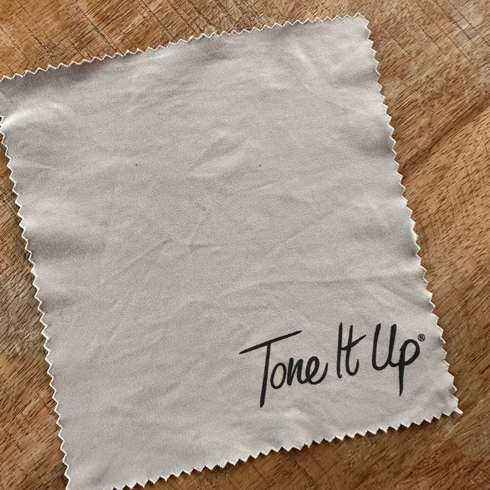 Tone It Up Women's cleaning cloth